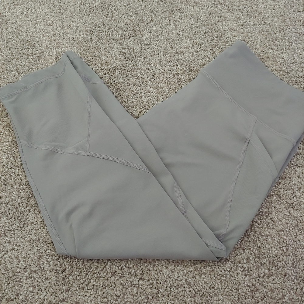 **Generous Pockets** Capri Leggings